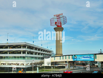 Heathrow-Air-Traffic-Radar-Turm, Kommunikation Luft- und Parkplatz Architektur, London, Großbritannien, UK, England, EU Stockfoto