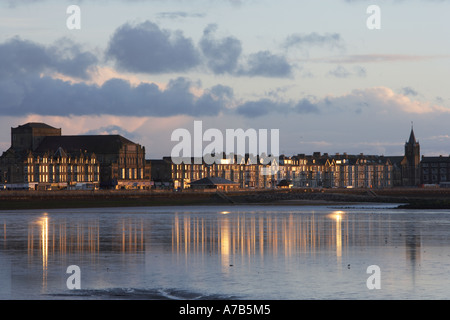 Morecambe Bucht mit Wattenmeer und Gebäude mit Licht spiegelt sich in der Mündung Stockfoto