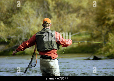 Idaho Mackay Big Lost River Man Gießen beim Fliegenfischen einen Fluss im Herbst Stockfoto