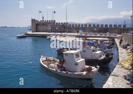 Griechenland lokale Beschriftung Athen Kammena Voula Boote und Hafen Stockfoto