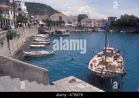 Griechenland lokale Beschriftung Athen Kammena Voula Boote Stockfoto