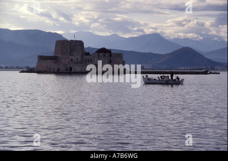 Griechenland lokale Beschriftung Athen Kammena Voula Boote und Hafen Stockfoto