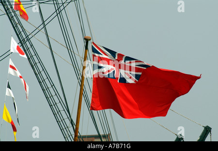 Red Ensign Flagge auch bekannt als die Red Duster durch britische Schiffe Stockfoto