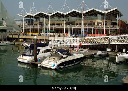 Gunwharf Quays shopping Komplex und Bootfahren Marina Portsmouth England UK Stockfoto