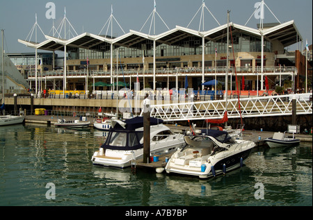 Gunwharf Quays shopping Komplex und Bootfahren Marina Portsmouth England UK Stockfoto