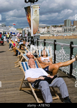 Genießen Sie einen sonnigen Tag am Pier von Brighton Stockfoto