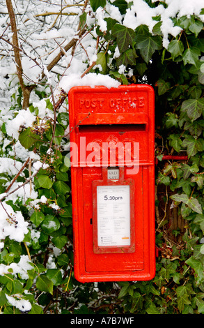 Schnee auf rot George VI Briefkasten bei Newport South Wales UK Stockfoto