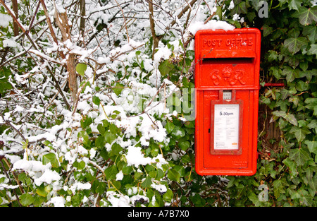 Schnee auf rot George VI Briefkasten bei Newport South Wales UK Stockfoto