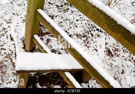 Hölzernen Stil auf Wanderweg im Wald Naturreservat schneebedeckt im Allt Yr Yn Newport, South Wales UK Stockfoto