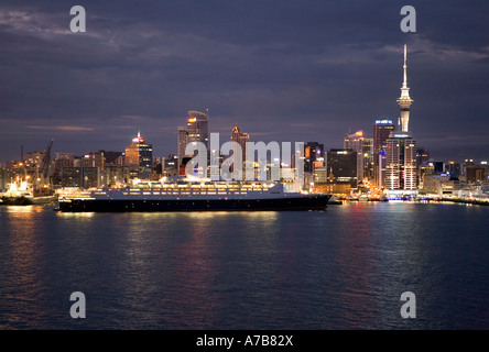 Das Kreuzfahrtschiff QE2 kommt in Auckland New Zealand bei Tagesanbruch am Sonntag, 11. Februar 2007 Stockfoto