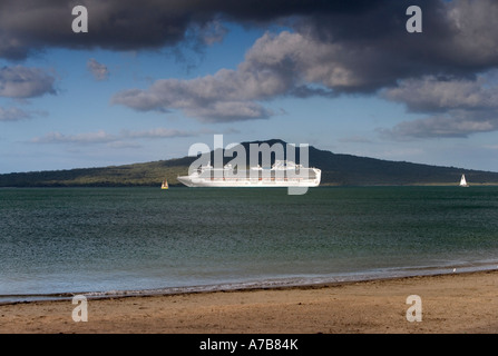 Die Sapphire Princess Cruise Ship Freitag, 16. Februar 2007 Rangitoto Island Auckland New Zealand weitergeben Stockfoto