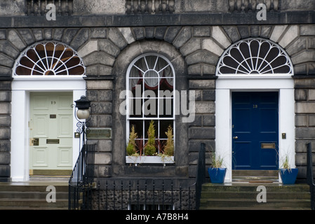 Detail der schönen Steinhäusern und Türen in Heriot Row in Neustadt Bezirk von Edinburgh, Schottland Stockfoto