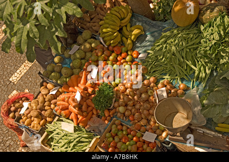 Obst und Gemüse von oben Marktstand auf dem Bauernmarkt Mercado dos Lavradores Funchal Madeira Portugal EU Europa Stockfoto