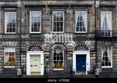 Detail der schönen Steinbauten in Heriot Row in Neustadt Bezirk von Edinburgh, Schottland Stockfoto