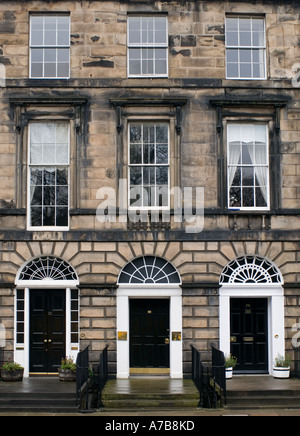 Detail der schönen Steinbauten in Heriot Row in Neustadt Bezirk von Edinburgh, Schottland Stockfoto