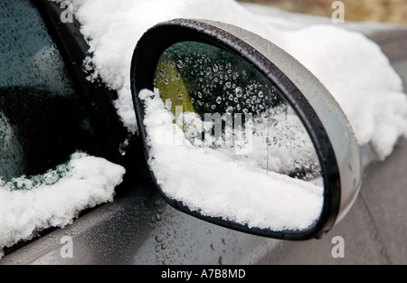 Seat Auto Außenspiegel abgedeckt in Schnee und Eis UK Stockfoto