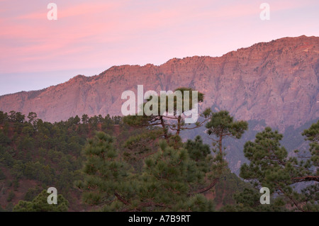 Sonnenaufgang von La Cumbrecita in El Parque Nacional De La Caldera de Taburiente auf La Palma auf den Kanarischen Inseln. Stockfoto