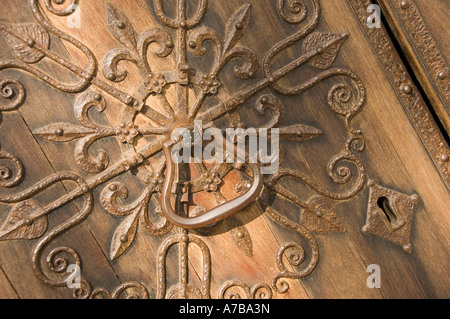 Nahaufnahme von kunstvollen Eisenarbeiten an der Holztür des Südtransepts von Selby Abbey North Yorkshire England Großbritannien GB Großbritannien Stockfoto