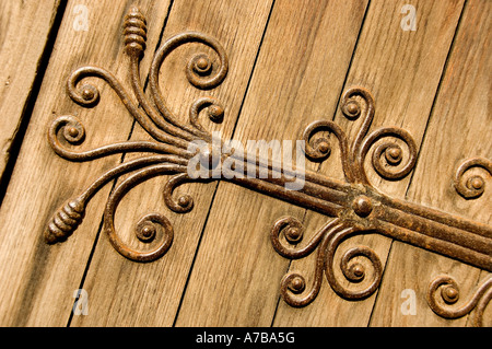 Nahaufnahme von kunstvollen Eisenarbeiten an der Holztür des Südtransepts von Selby Abbey North Yorkshire England Großbritannien GB Großbritannien Stockfoto