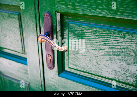 Gut getragen Messing Türgriff auf grüne Tür in Corniglia Stockfoto