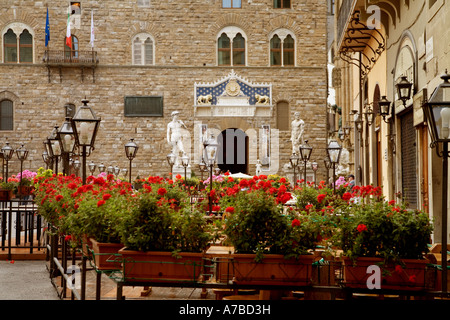 Kopien der berühmten Statuen, darunter eine von Michelangelo s David zieren die Piazza Della Signoria in Florenz Italien Stockfoto