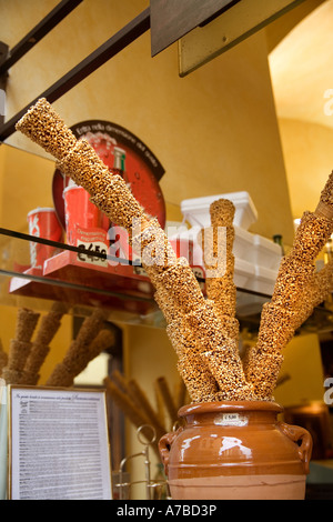 Eiscreme-Kegel mit Schokolade und zerkleinerten Nüssen bedeckt erwarten Italien s berühmte Gelato Eis in Florenz Italien Stockfoto