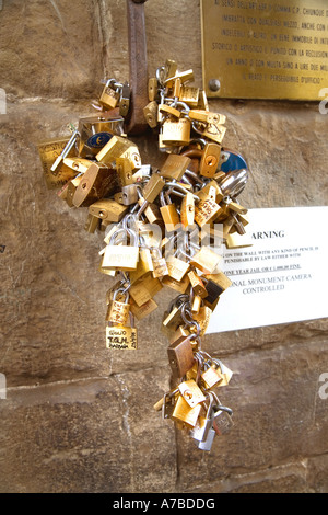 Sperren von Pferd Leinen hängen Brücke Ponte Vecchio in Florenz Italien die Schlösser von Liebhabern sperren ihre Liebe dort platziert sind Stockfoto