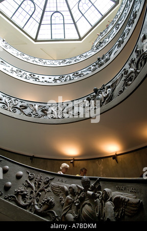 Die spiralförmige Rampe an der Ausfahrt dem Vatikanischen Museum IT wurde von Giuseppe Momo 1932 Rom Sommer 2006 Stockfoto