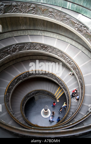 Die spiralförmige Rampe an der Ausfahrt dem Vatikanischen Museum IT wurde von Giuseppe Momo 1932 entworfen. Stockfoto