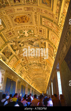 Decke der Galerie im Vatikanischen Museum glüht über Köpfen der Besucher Vatikan Rom Italien Stockfoto