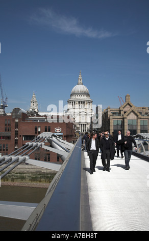 Menschen, die zu Fuß über die Millennium Bridge London Stockfoto