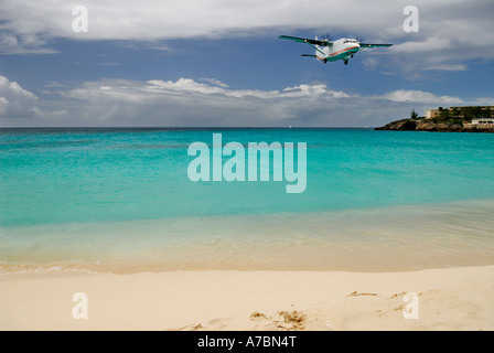 Propellerflugzeug Landung über leere Maho Bay Strand von Juliana Airport St. Maarten Niederlande Antillen-Karibik-Insel Stockfoto