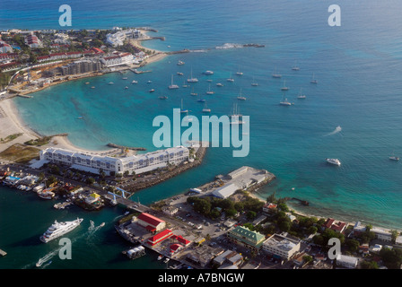 Luftaufnahme der Simpson Bay Bridge in St. Maarten Niederländische Antillen Port de Plaisance mit Segelbooten Stockfoto