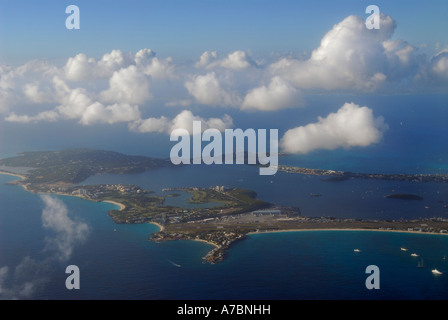 Luftaufnahme der Simpson Bay Lagune in Sint Maarten niederländische Seite Niederlande Antillen-Karibik-Insel mit geschwollenen Wolken Stockfoto