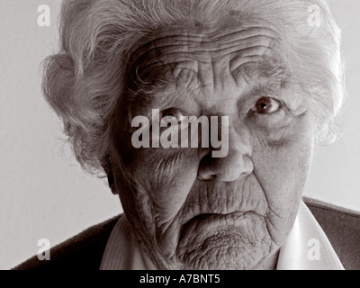 Black And White Nahaufnahme Portrait besorgt ältere Dame Stockfoto