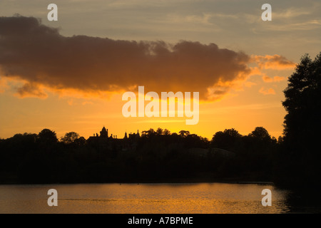 Sonnenuntergang am "Frimley Luken" mit bedrohlichen Wolke Stockfoto