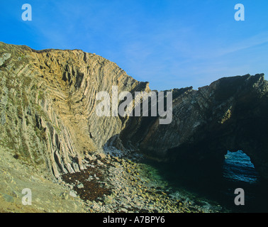 Lulworth Crumple verdreht Schichten der Gesteinsschichten, verursacht durch Druck und Bewegung auf den Klippen von Lulworth Cove Dorset ENGLAND Stockfoto