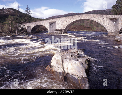 Winterlandschaft historische denkmalgeschützte Steinbogen Invercauld Bridge oder Old Bridge of Dee über Rocky River Dee in der Nähe von Braemar Aberdeenshire Schottland Großbritannien Stockfoto