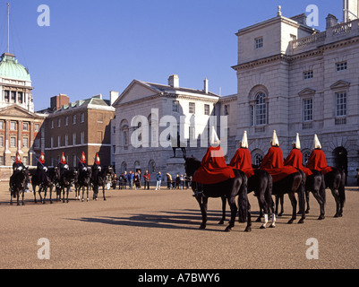 Horse Guards Parade Ground Wachwechsel Zeremonie zwei Regimenter der Household Cavalry Life Guards bilden die Blues und Royals Red London UK Stockfoto