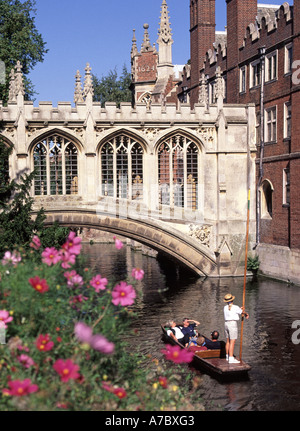 Eingeschlossene 1831-Steinfußgängerbrücke verbindet St. John's College Third und New Courts River Cam Punt und Passagiere unten an der Cambridge University UK Stockfoto