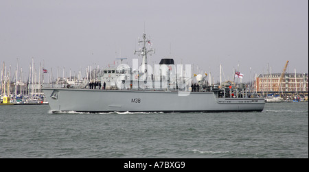 Royal Navy Mine Gegenmaßnahmen Schiff HMS M38 Atherstone Segeln aus Portsmouth Hafen A Hunt-Klasse Metallgefässes Stockfoto