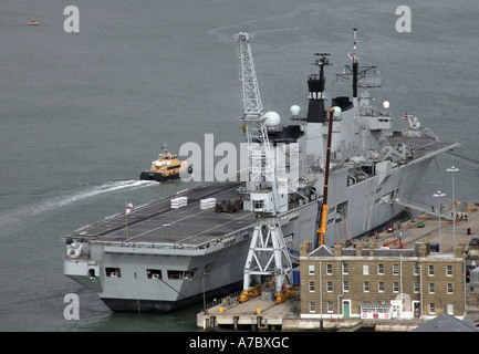 HMS illustre Royal Navy Flugzeugträger in es s Liegeplatz im Hafen von RNAS Portsmouth Stockfoto