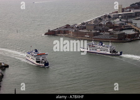 Isle Of Wight Autofähre Segeln von und nach Portsmouth Hafeneinfahrt Portsmouth Harbour Stockfoto