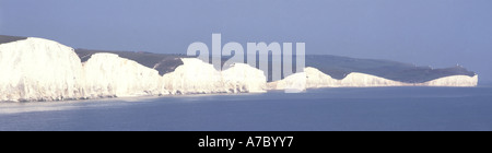 Die Seven Sisters in South Downs East Sussex England, Großbritannien, bieten einen Panoramablick auf die Landschaft der weißen Kreidefelsen und den sonnigen blauen Himmel Stockfoto