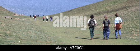 Seaford Kopf Wanderer auf Rasen Downs mit Meer hinaus Stockfoto