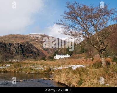 Afon Glaslyn Fluss und Bryn Eglwys Hotel mit Yr Aran Berg hinaus. Beddgelert Gwynedd Snowdonia North Wales UK Großbritannien Stockfoto