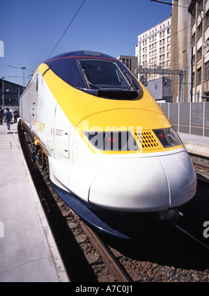 Magistrale von Paris Gare du Nord und Eurostar Endbahnhof mit Nahaufnahme von stromlinienförmigen Eurostar Triebfahrzeugs Stockfoto