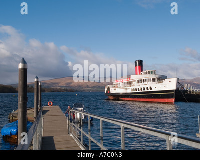 'Duncan Mills' Memorial Slipanlage und "Maid of Loch Ness" Raddampfer am Ende des Loch Lomond.  Balloch Schottland, Vereinigtes Königreich Stockfoto