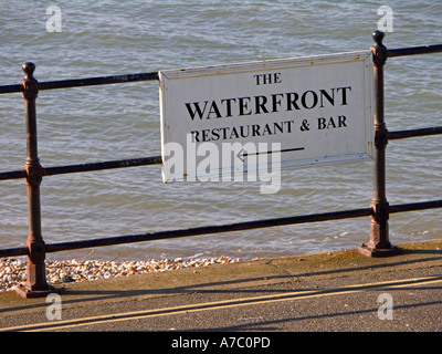 Hinweisschild an der Waterfront Restaurant in Totland Bay, Isle of Wight, Großbritannien Stockfoto