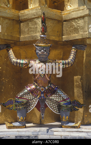 Giganten der Affen auf Basis des goldenen Chedi im Grand Palace, Bangkok Thailand Stockfoto